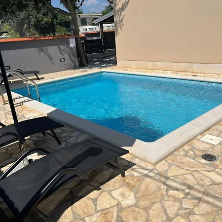 Prázdninový dům Lara 1 *